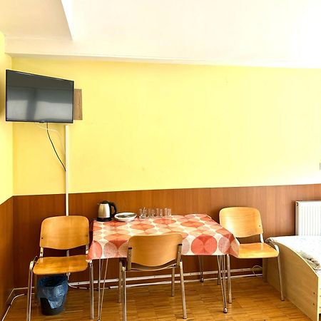 Hostel Nuove Frontiere Nysa Buitenkant foto