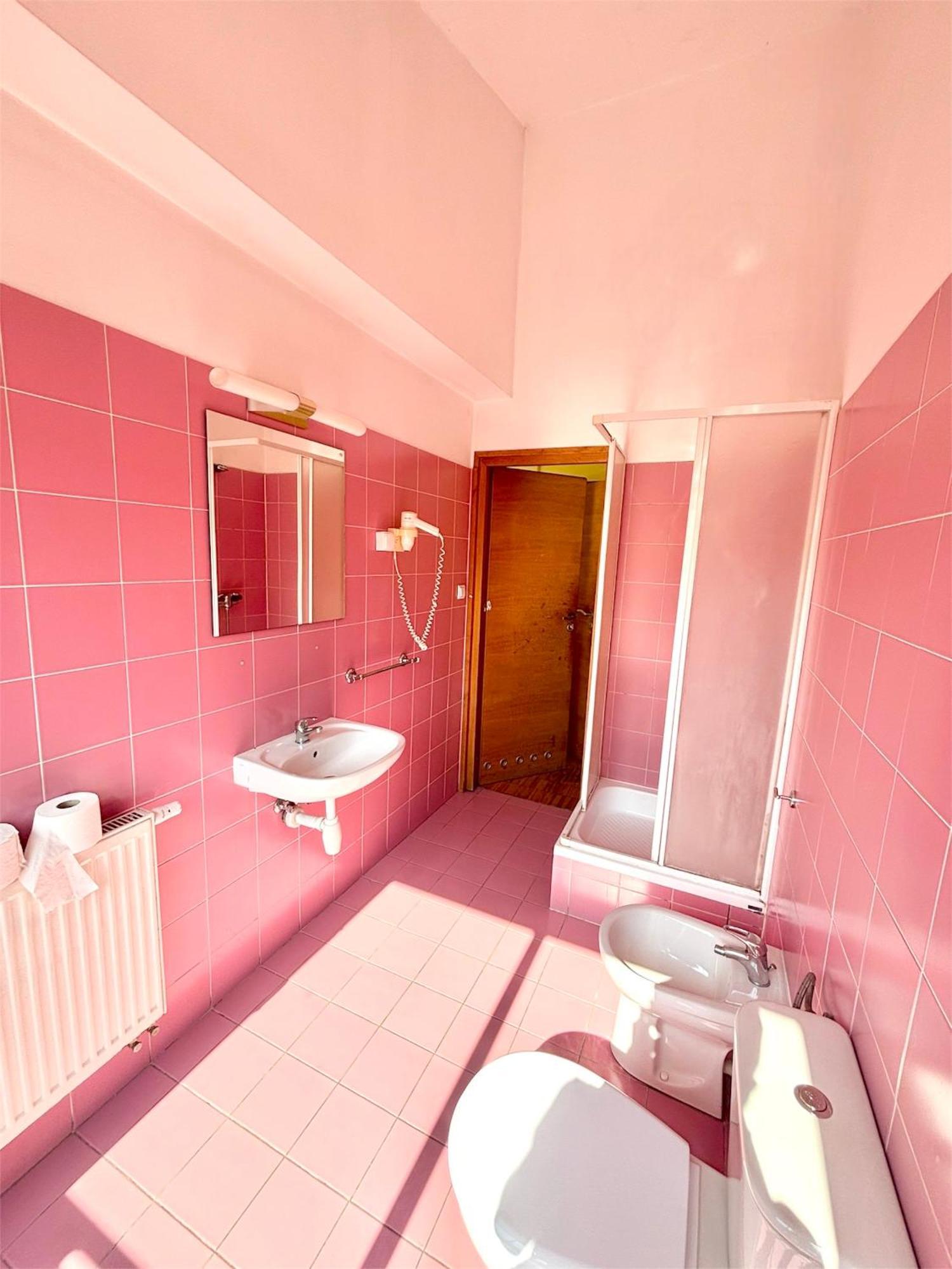 Hostel Nuove Frontiere Nysa Buitenkant foto