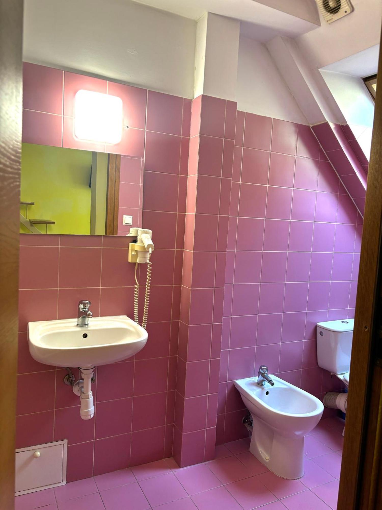 Hostel Nuove Frontiere Nysa Buitenkant foto