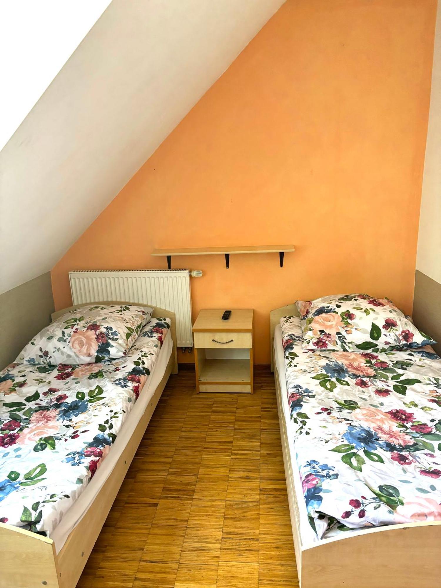 Hostel Nuove Frontiere Nysa Buitenkant foto