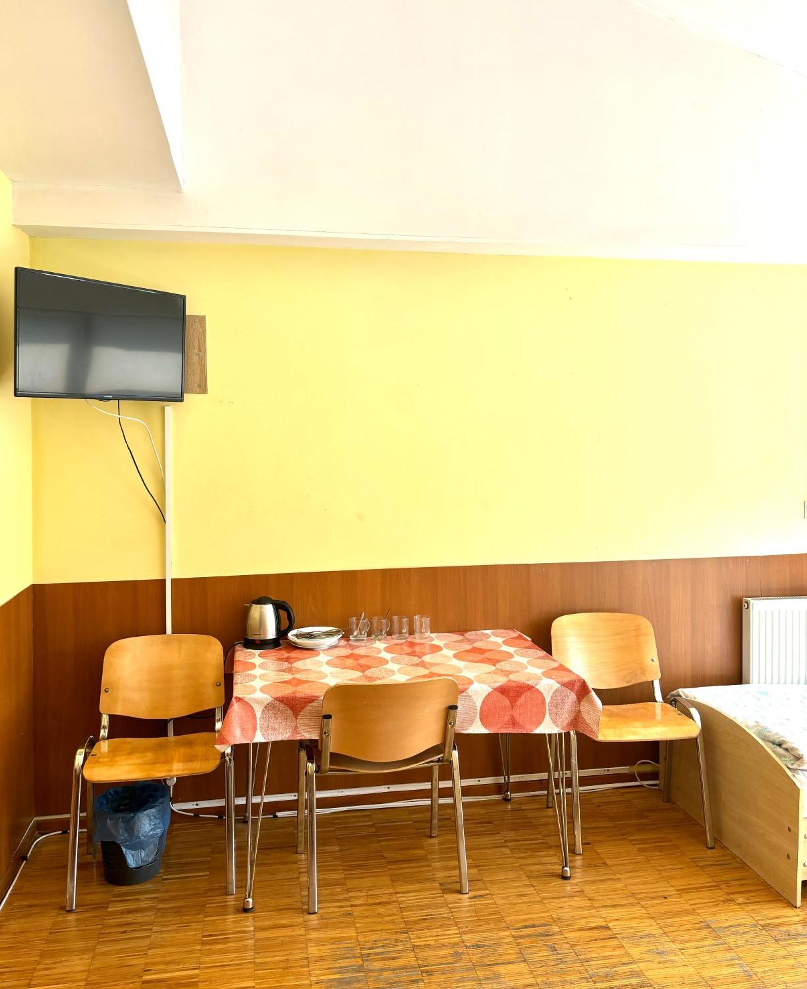 Hostel Nuove Frontiere Nysa Buitenkant foto