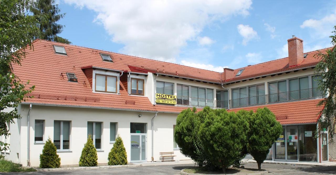 Hostel Nuove Frontiere Nysa Buitenkant foto